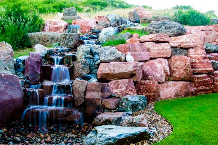 Rustikaler Garten hinter dem Haus mit Wasserspiel in Denver