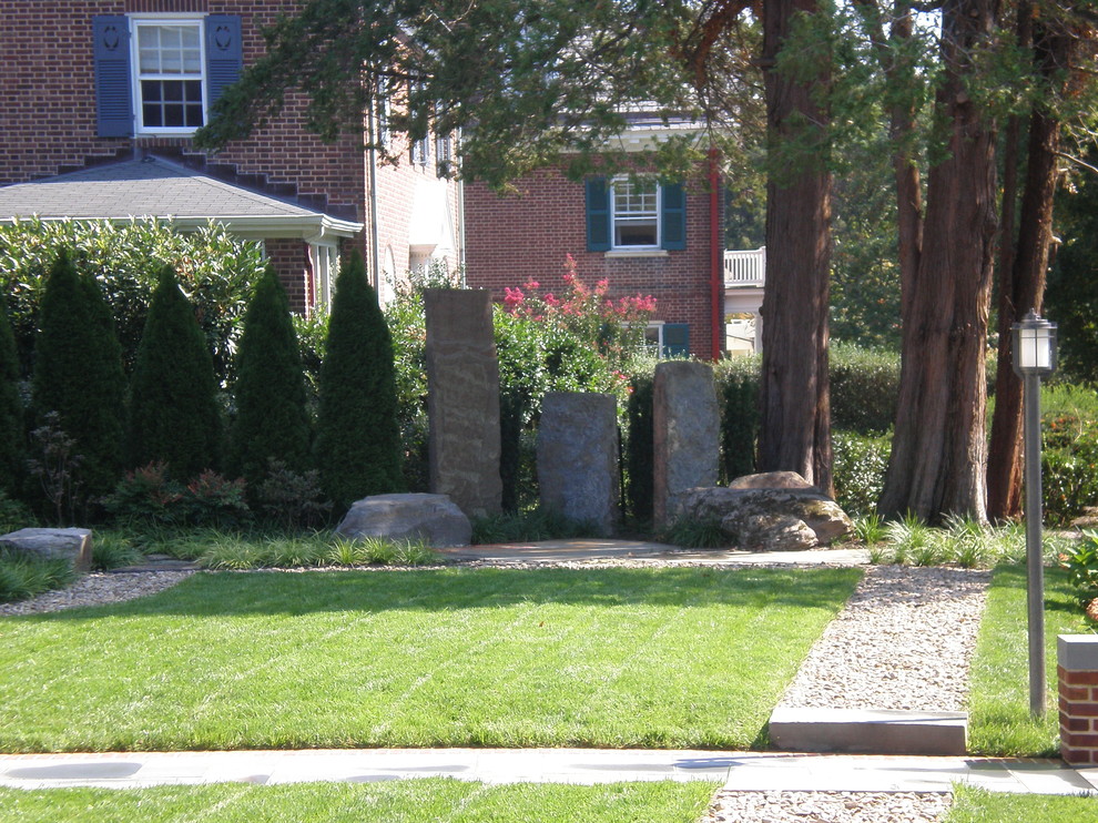 На фото: солнечный участок и сад на переднем дворе в классическом стиле с подпорной стенкой, хорошей освещенностью и мощением клинкерной брусчаткой с