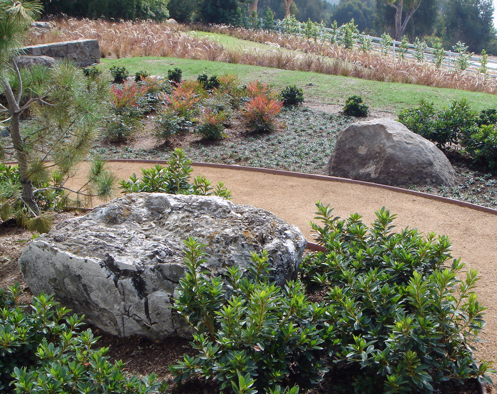Photo of a mid-sized contemporary full sun hillside gravel garden path in Los Angeles.