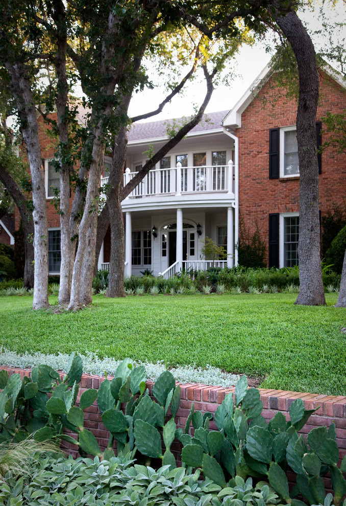 Inspiration for a traditional front yard landscaping in Austin.