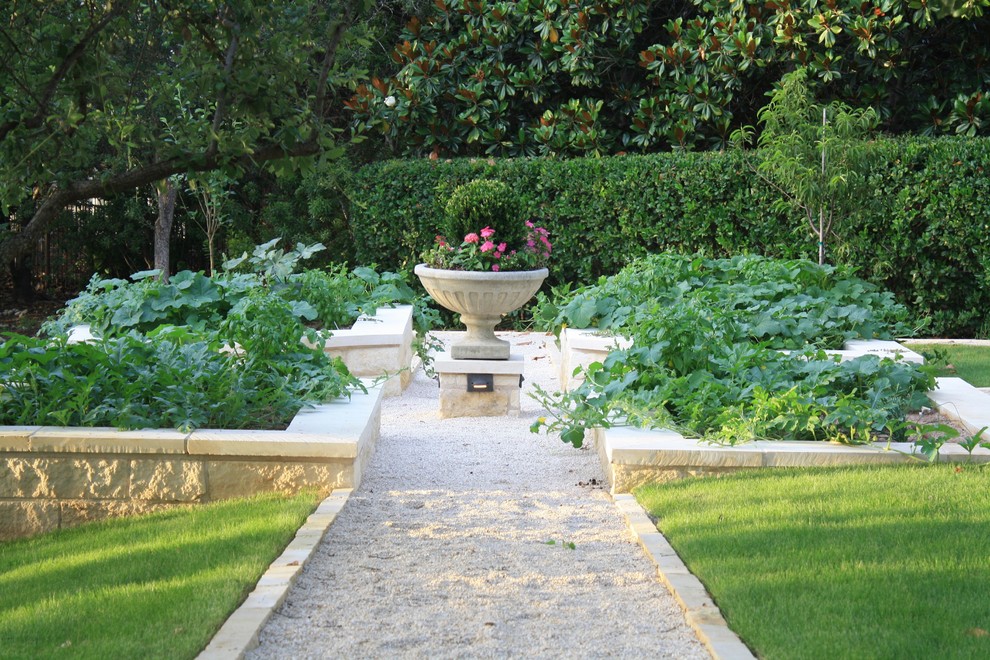 Foto di un giardino formale tradizionale esposto in pieno sole di medie dimensioni e dietro casa con ghiaia