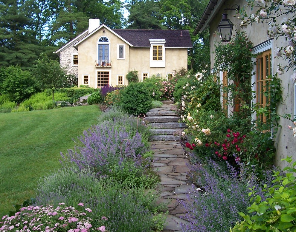 Immagine di un giardino country dietro casa con pavimentazioni in pietra naturale