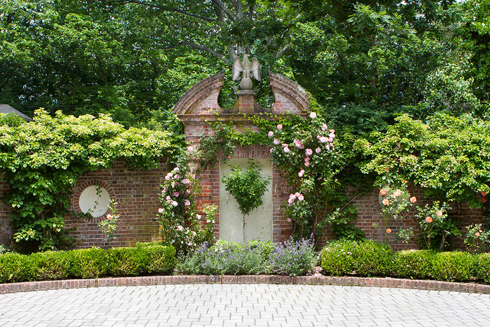 Großer Klassischer Garten im Innenhof im Frühling mit Auffahrt, direkter Sonneneinstrahlung und Pflastersteinen in New York