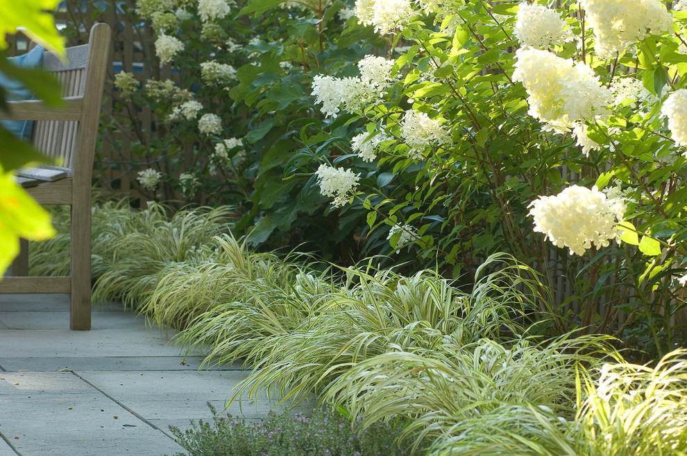 Design ideas for an eclectic landscaping in New York.
