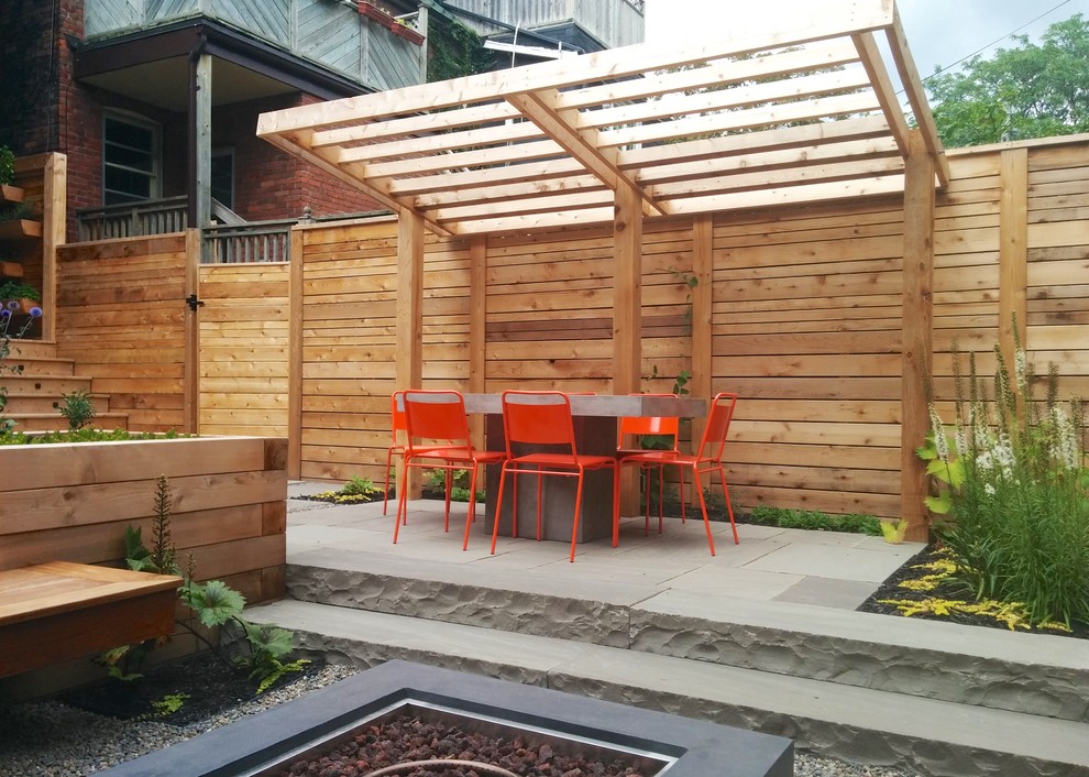 Пример оригинального дизайна: маленький солнечный участок и сад на заднем дворе в современном стиле с хорошей освещенностью для на участке и в саду