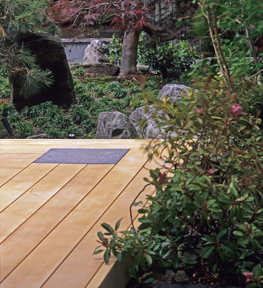 Diseño de camino de jardín de estilo zen de tamaño medio en patio trasero con jardín francés, exposición parcial al sol y adoquines de hormigón