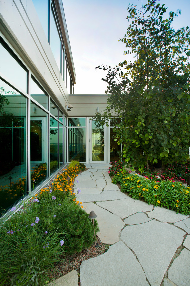 Photo of a transitional landscaping in Omaha.