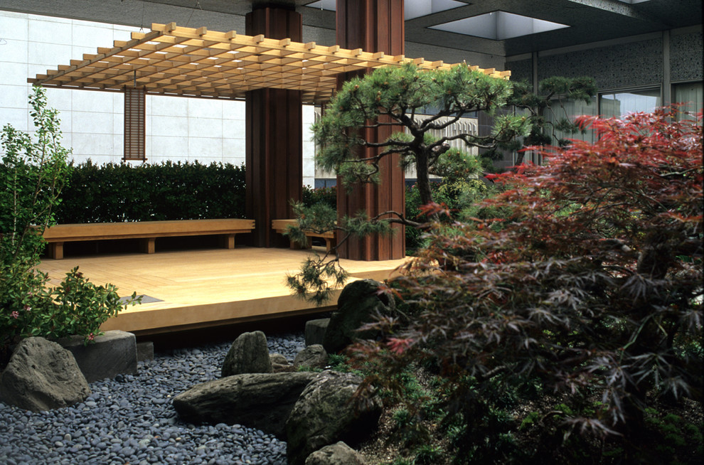 Idée de décoration pour un jardin arrière asiatique de taille moyenne avec une exposition partiellement ombragée et des pavés en béton.