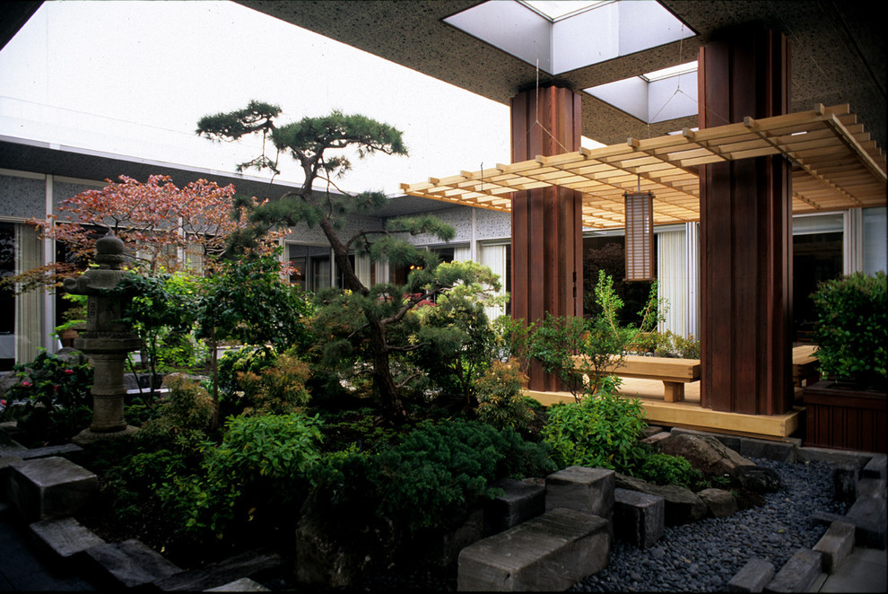 Idée de décoration pour un jardin arrière asiatique de taille moyenne avec une exposition partiellement ombragée et des pavés en béton.