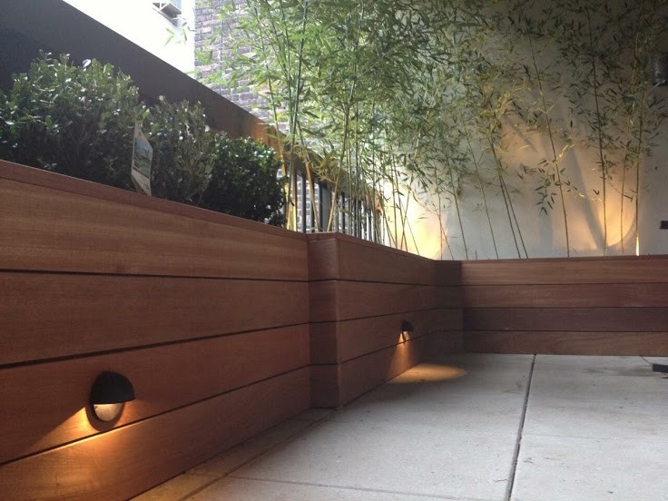 Idée de décoration pour un jardin design de taille moyenne et l'été avec une exposition partiellement ombragée et une terrasse en bois.