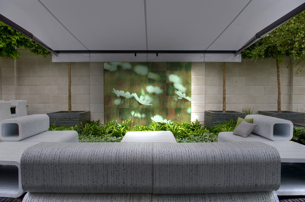 Geometrischer, Kleiner Moderner Dachgarten mit Kübelpflanzen und Dielen in Hertfordshire