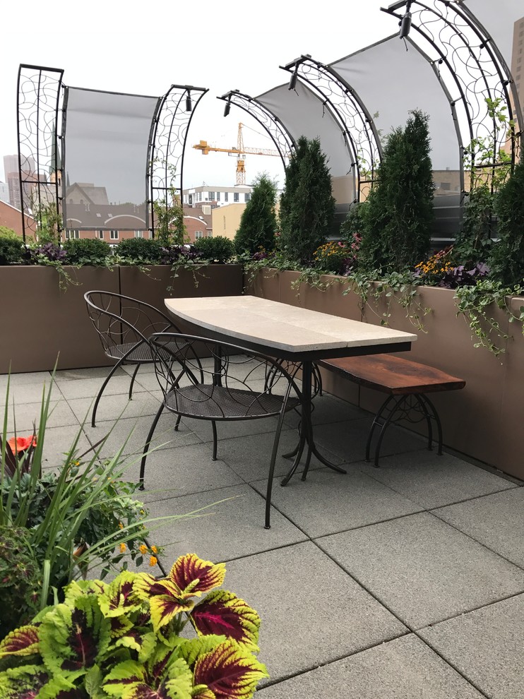 Стильный дизайн: маленький солнечный, летний регулярный сад на крыше в стиле фьюжн с растениями в контейнерах, хорошей освещенностью и мощением тротуарной плиткой для на участке и в саду - последний тренд