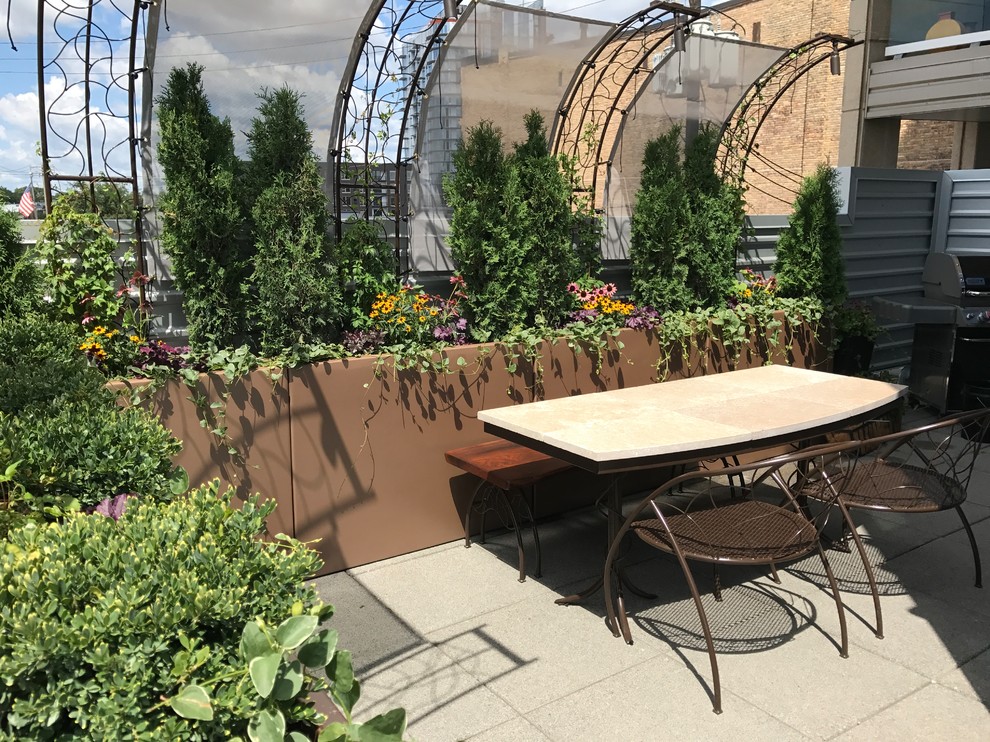 Idee per un piccolo giardino formale eclettico esposto in pieno sole sul tetto in estate con un giardino in vaso e pavimentazioni in cemento