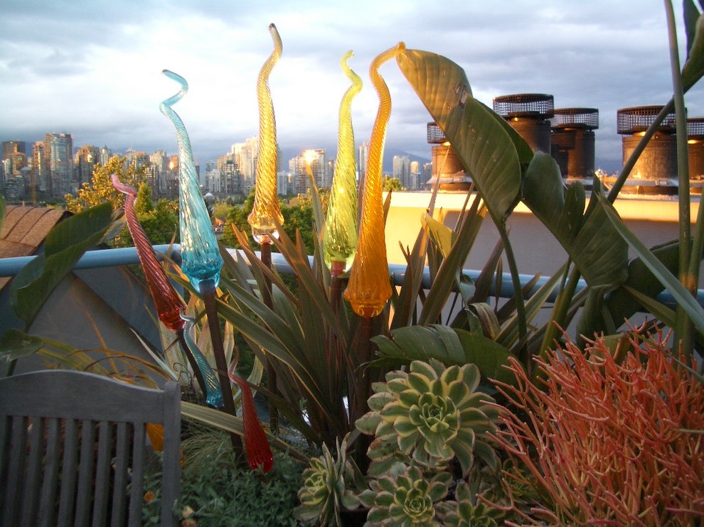 Design ideas for a tropical landscaping in Vancouver.