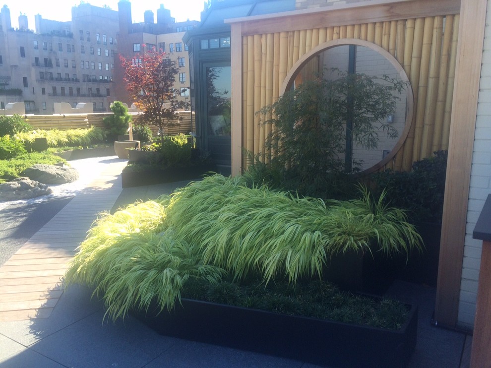 Photo of a mid-sized asian full sun rooftop gravel formal garden in New York.