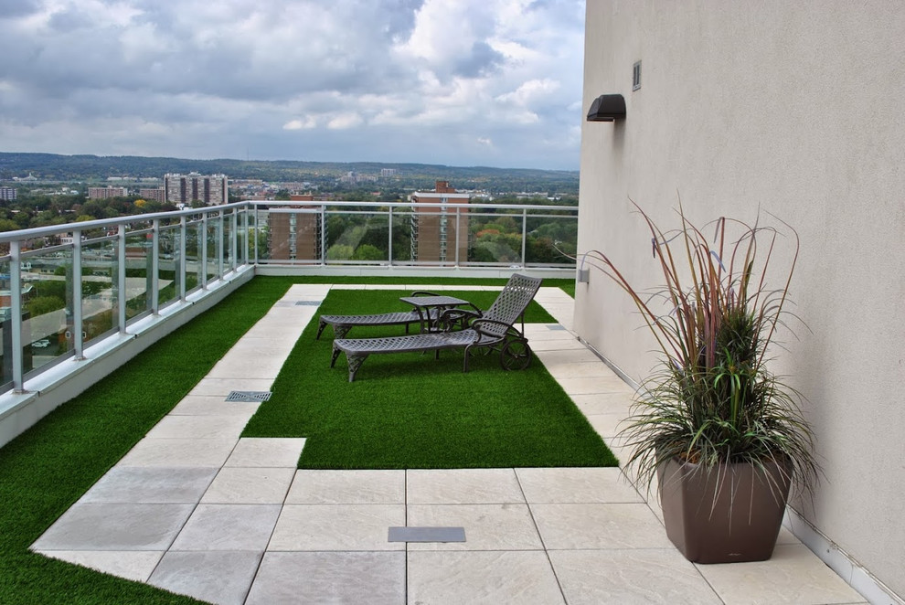 Immagine di un piccolo giardino minimalista sul tetto con pavimentazioni in pietra naturale