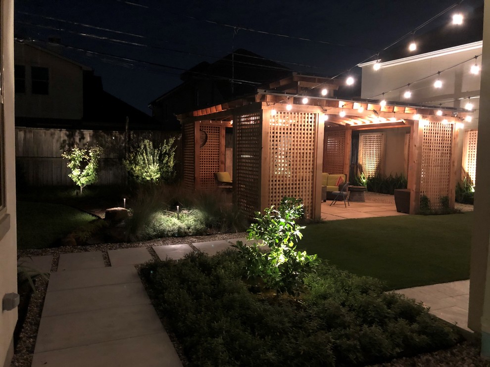 Свежая идея для дизайна: солнечный садовый фонтан среднего размера на заднем дворе в современном стиле с хорошей освещенностью и мощением тротуарной плиткой - отличное фото интерьера