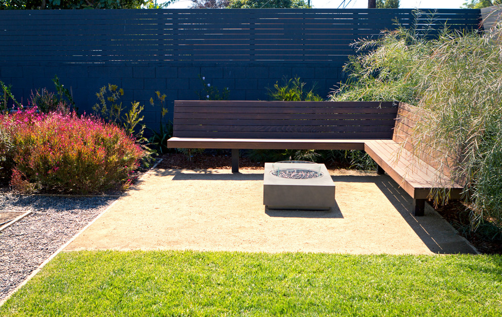 Foto di un giardino xeriscape esposto in pieno sole di medie dimensioni e dietro casa con un focolare e graniglia di granito