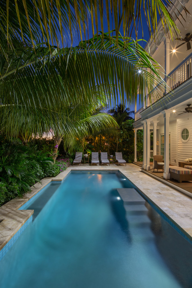 Idee per una piscina tropicale di medie dimensioni e nel cortile laterale
