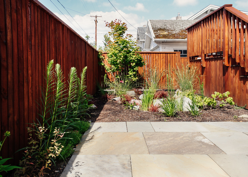 Foto di un giardino stile americano davanti casa con pavimentazioni in cemento