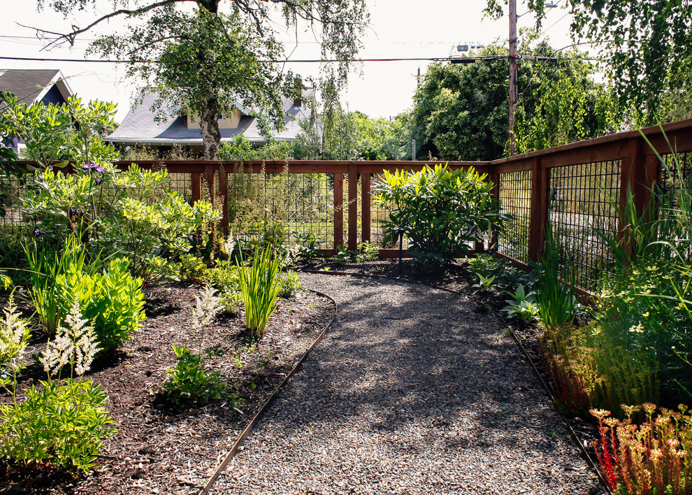 Идея дизайна: участок и сад на переднем дворе в стиле кантри с мощением тротуарной плиткой