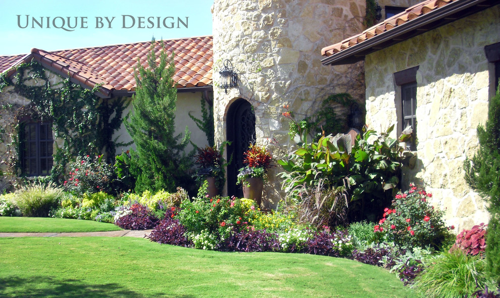 Idéer för en mycket stor klassisk trädgård i full sol framför huset på sommaren, med utekrukor