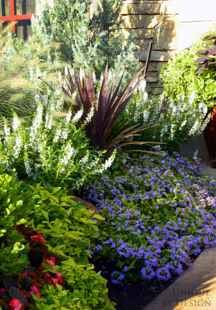 Foto de jardín clásico en verano en patio delantero con exposición total al sol
