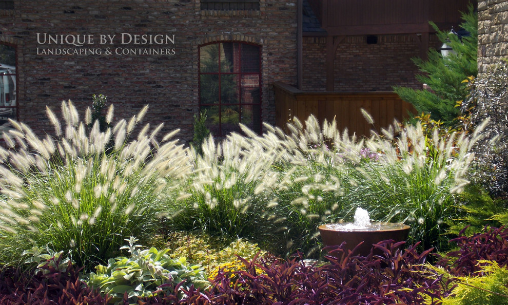 Ispirazione per un giardino tradizionale esposto in pieno sole davanti casa in estate con fontane