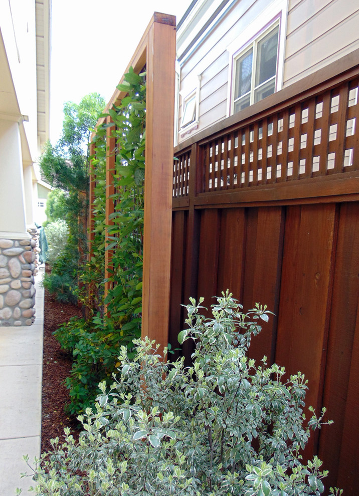 Design ideas for a small craftsman drought-tolerant and full sun backyard stone landscaping in San Francisco for spring.