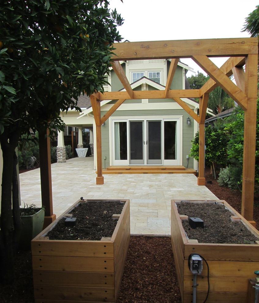 Idee per un piccolo giardino xeriscape stile americano esposto in pieno sole dietro casa in primavera con pavimentazioni in pietra naturale