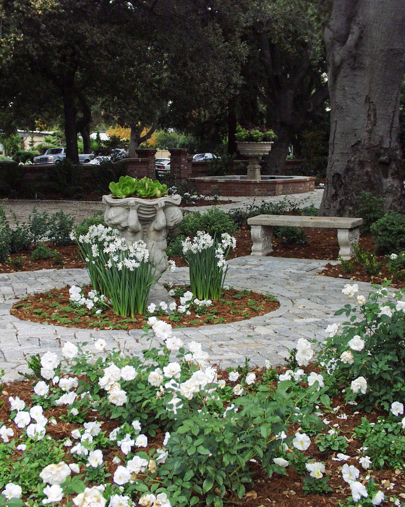 Aménagement d'un jardin classique de taille moyenne avec des pavés en pierre naturelle.