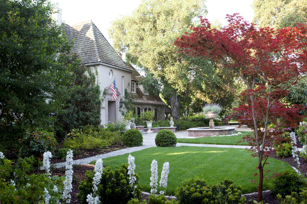 Пример оригинального дизайна: солнечный регулярный сад среднего размера на переднем дворе в классическом стиле с садовой дорожкой или калиткой, хорошей освещенностью и покрытием из каменной брусчатки