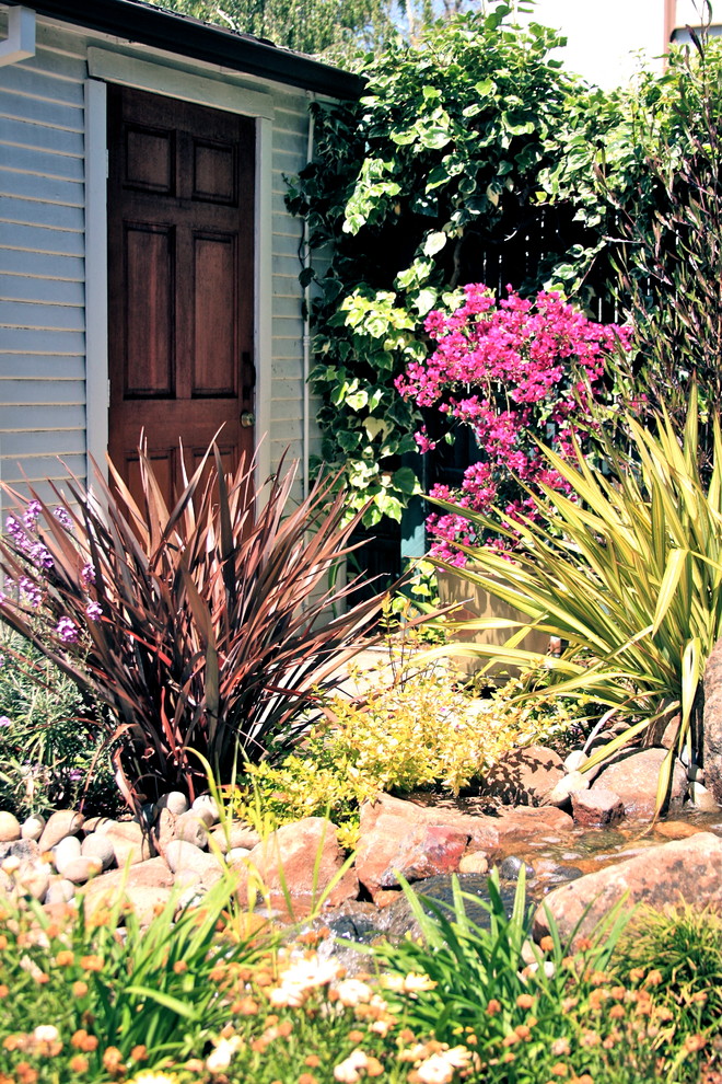 Идея дизайна: маленький садовый фонтан на заднем дворе в стиле фьюжн с полуденной тенью для на участке и в саду
