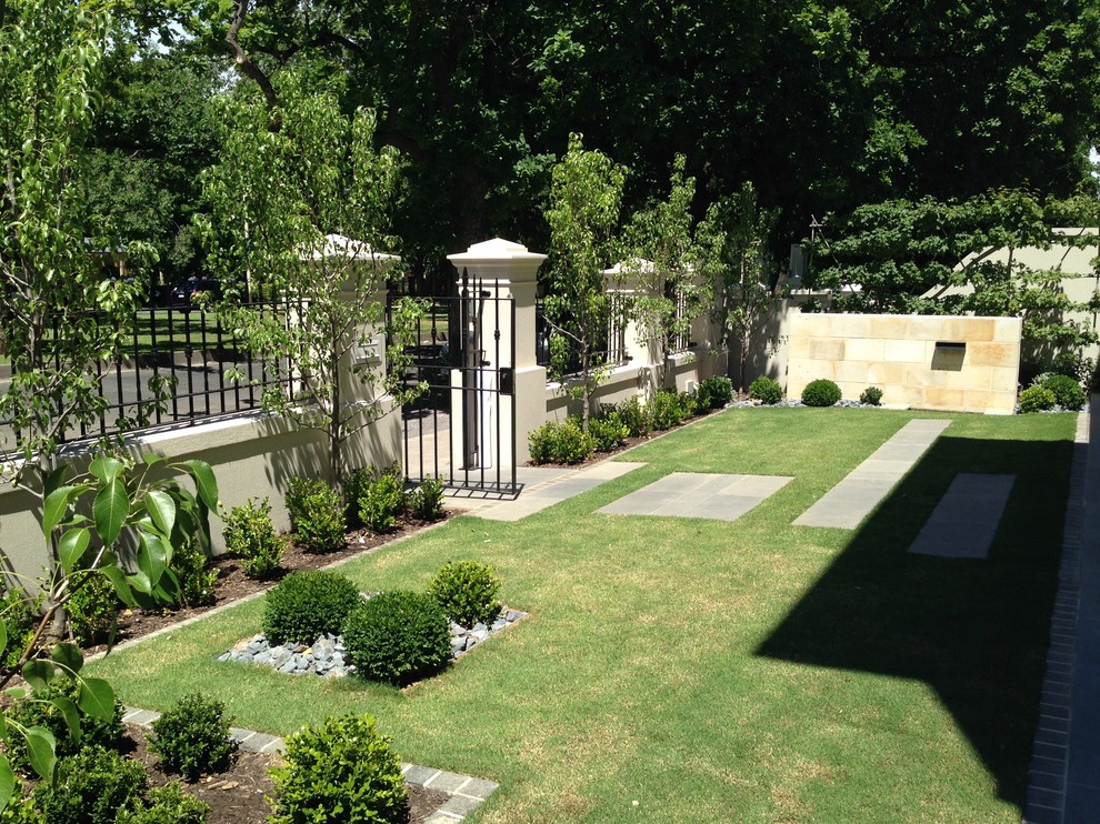 Esempio di un giardino formale chic esposto a mezz'ombra di medie dimensioni e davanti casa con pavimentazioni in pietra naturale
