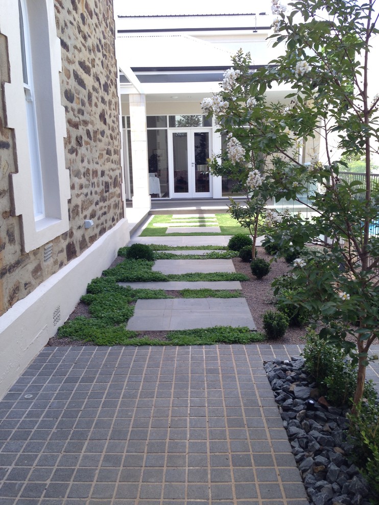 Immagine di un giardino classico esposto a mezz'ombra di medie dimensioni e dietro casa con un ingresso o sentiero e pavimentazioni in pietra naturale