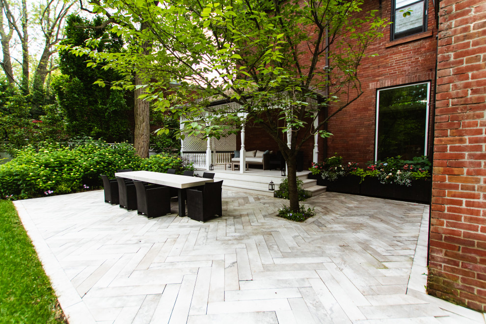 Immagine di un giardino formale design esposto a mezz'ombra di medie dimensioni e dietro casa con pavimentazioni in pietra naturale