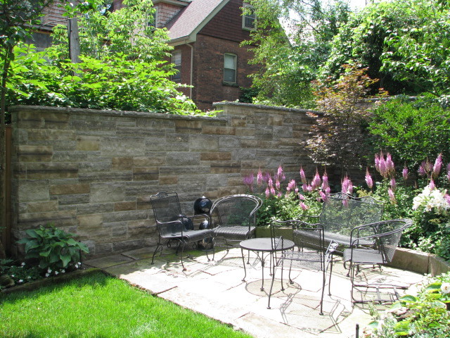 Contemporary garden in Toronto.