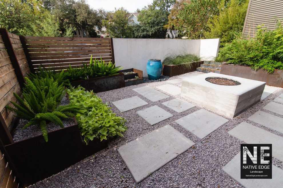 На фото: маленький засухоустойчивый сад на внутреннем дворе в стиле модернизм с местом для костра и мощением тротуарной плиткой для на участке и в саду с