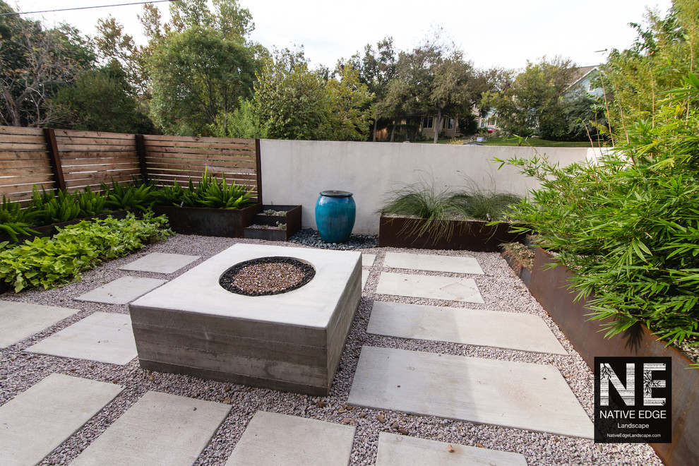 Foto di un piccolo giardino xeriscape moderno in cortile con un focolare e pavimentazioni in cemento