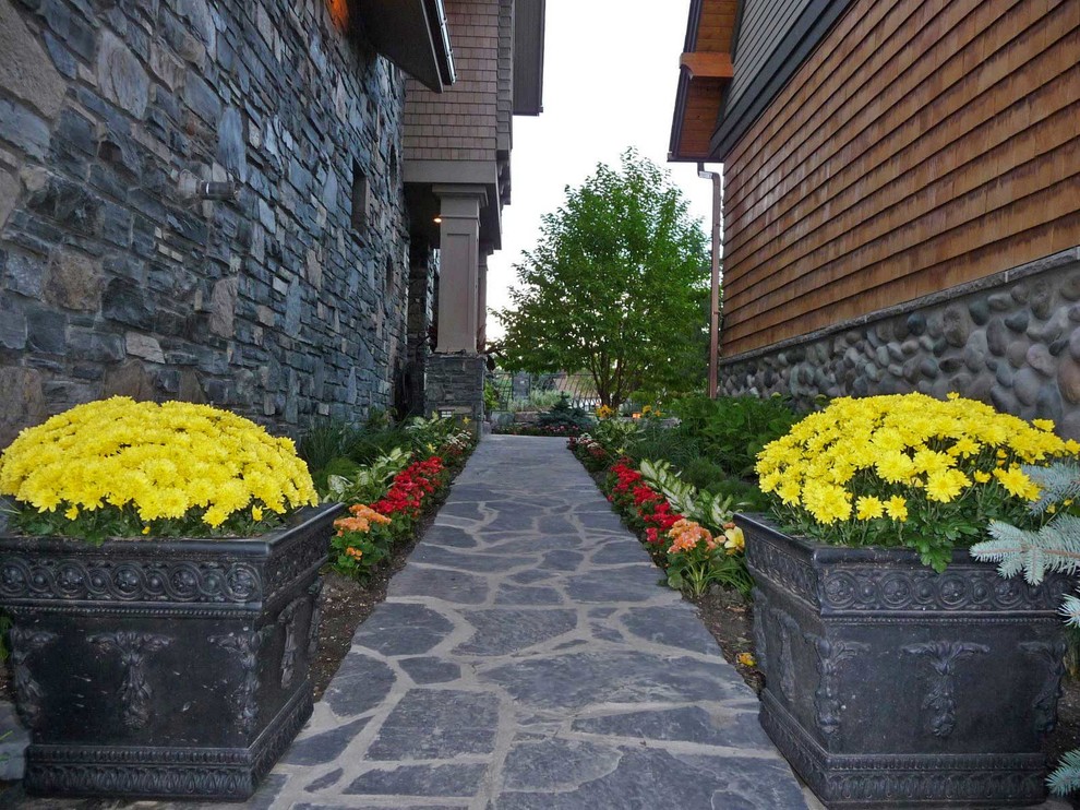 Foto di un vialetto d'ingresso classico davanti casa con pavimentazioni in pietra naturale