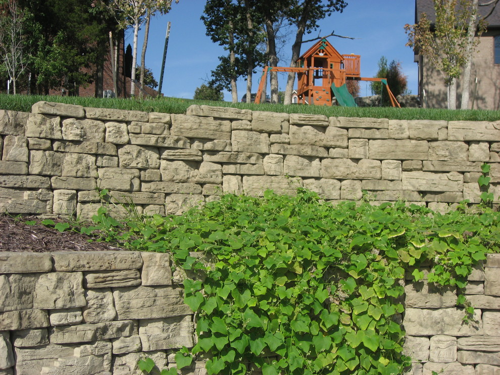 Esempio di un giardino chic con un muro di contenimento e un pendio, una collina o una riva