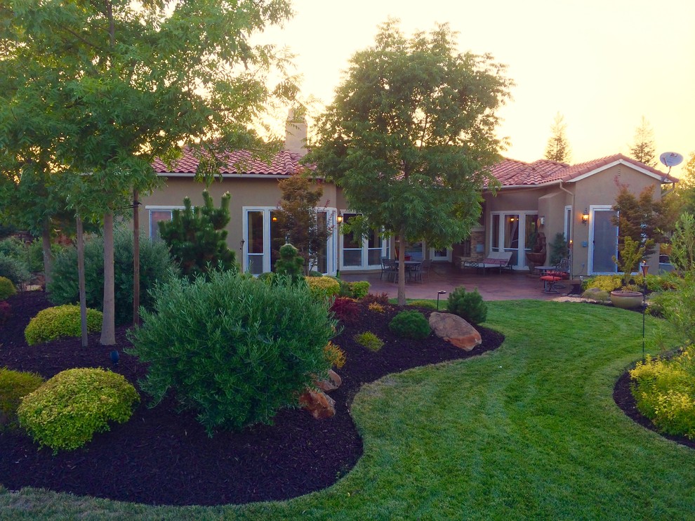 Small traditional back formal full sun garden in Sacramento with a fire feature and concrete paving.
