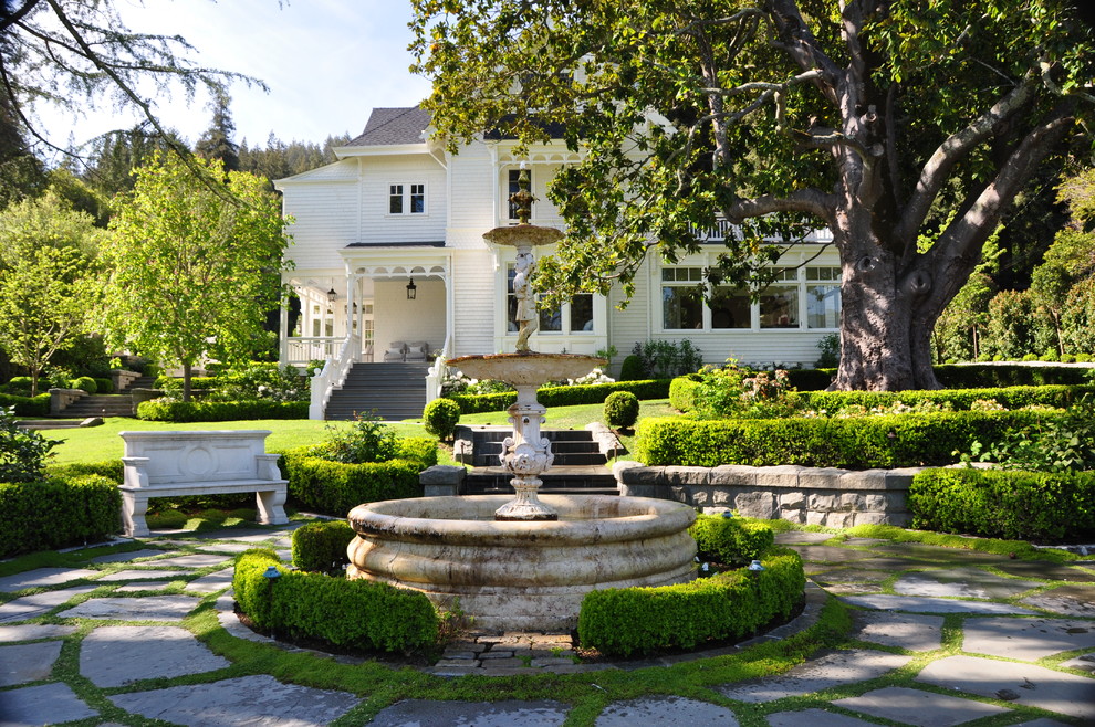 Esempio di un grande giardino formale minimal esposto a mezz'ombra in cortile in primavera con fontane e pavimentazioni in pietra naturale