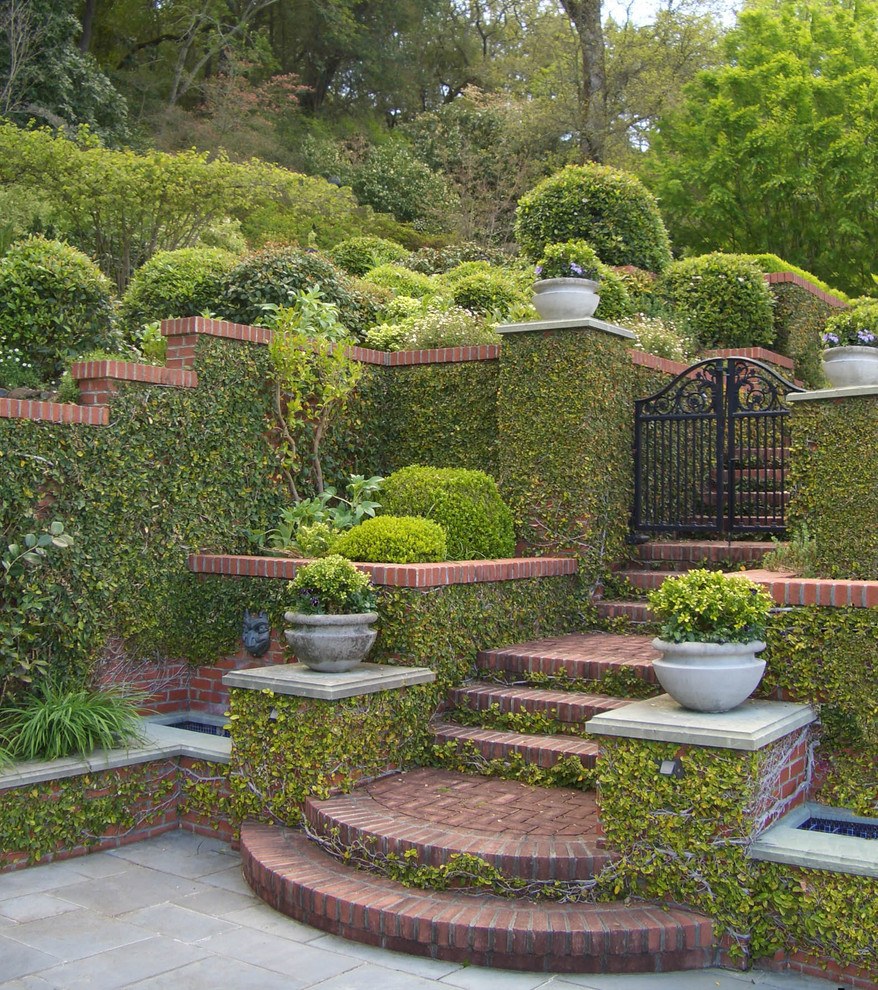 На фото: регулярный сад в классическом стиле