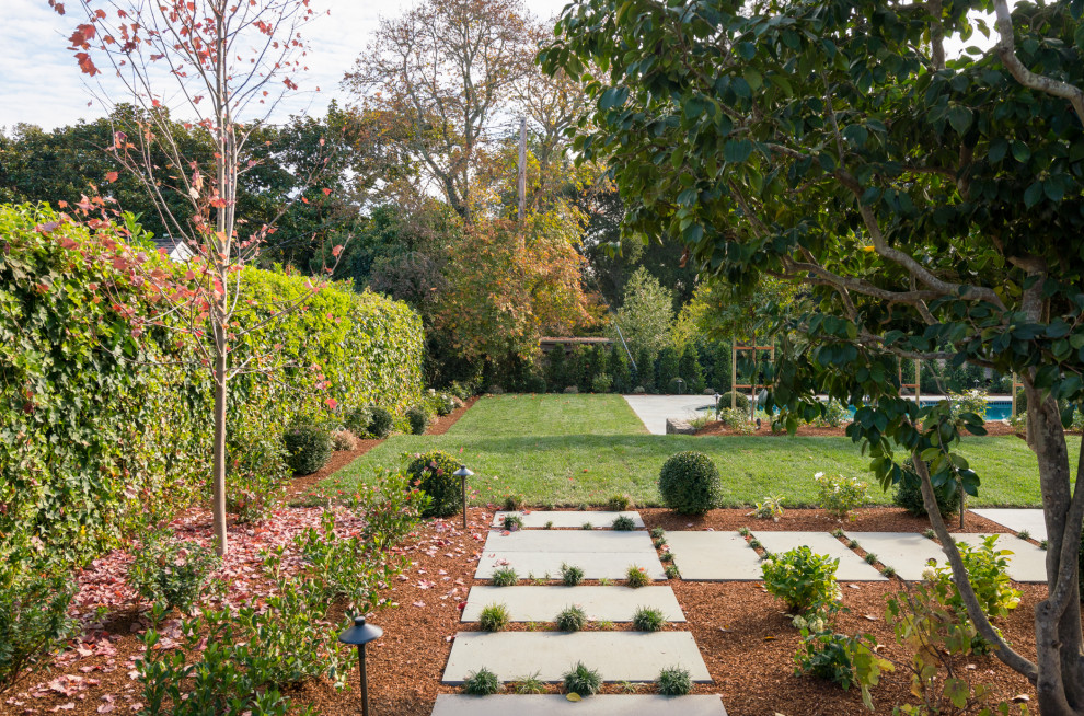 Idéer för en stor klassisk trädgård i delvis sol gångväg, med naturstensplattor