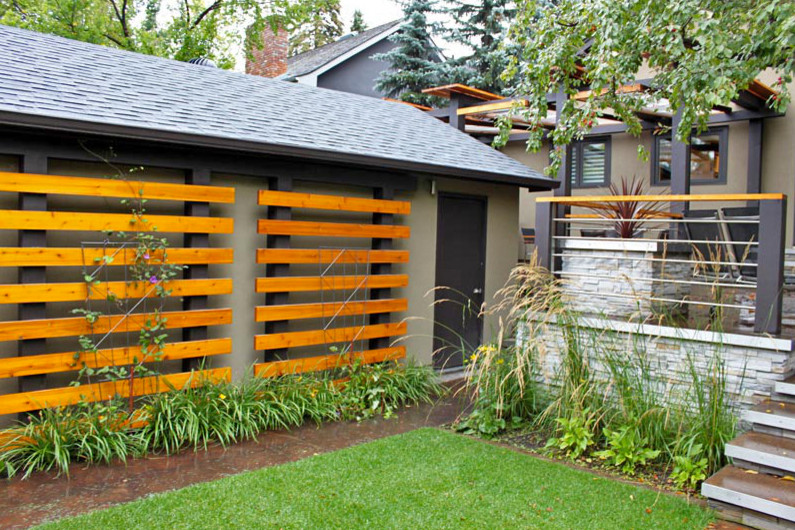 Photo of a contemporary backyard garden path in Calgary.