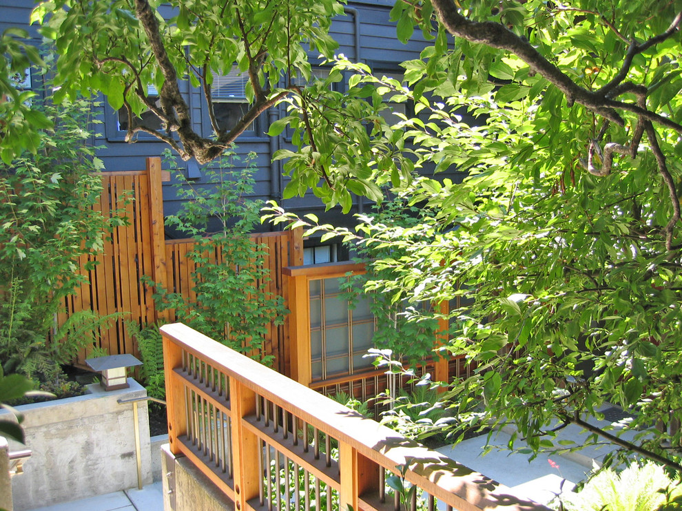 Foto de jardín minimalista de tamaño medio en patio delantero con jardín francés y muro de contención