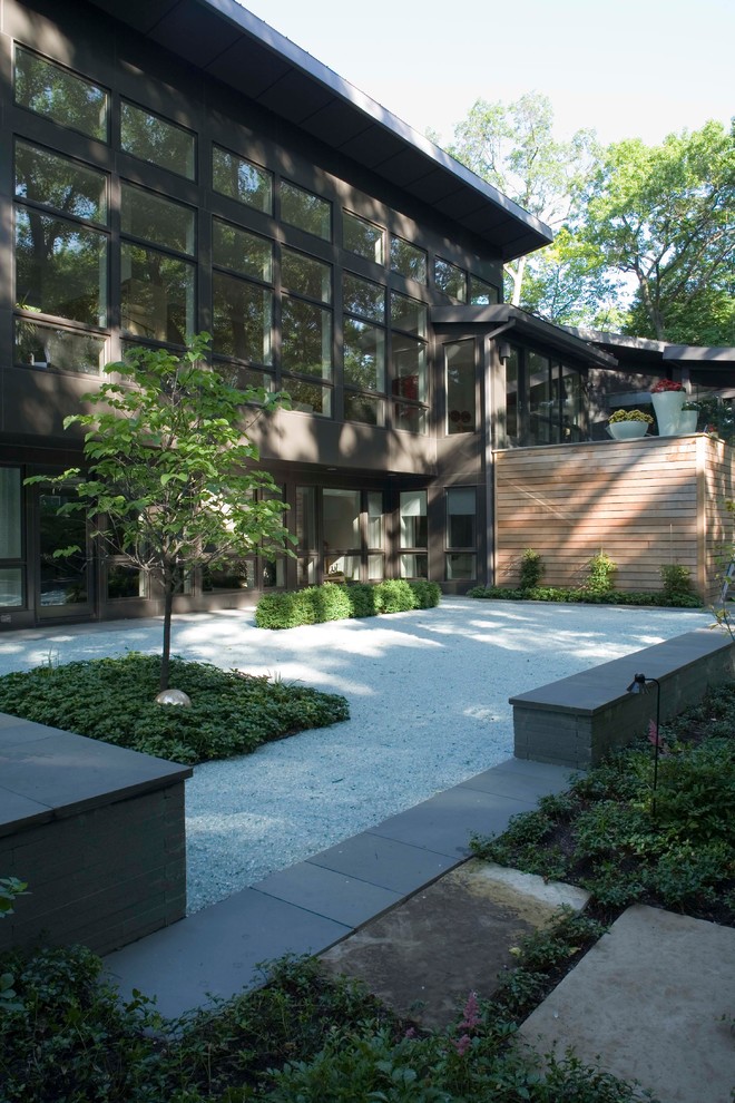 Пример оригинального дизайна: участок и сад на внутреннем дворе в современном стиле с покрытием из гравия