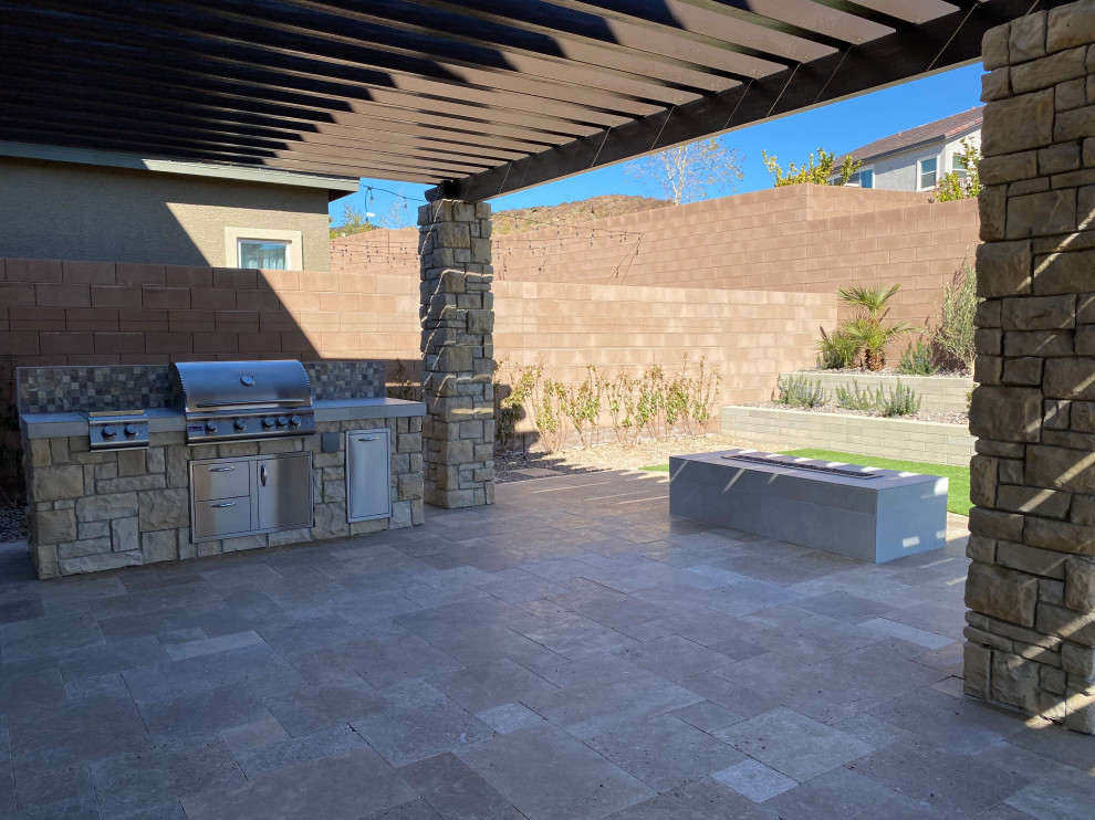 ラスベガスにある高級な中くらいな地中海スタイルのおしゃれな裏庭のテラス (天然石敷き) の写真