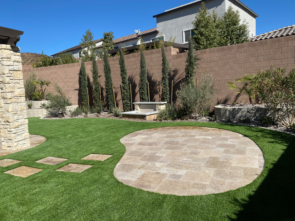 Mittelgroßer Mediterraner Garten hinter dem Haus mit direkter Sonneneinstrahlung und Natursteinplatten in Las Vegas